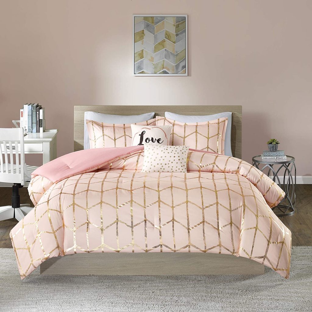Intelligent Design Raina Comforter Set Metallic Print Geometric Design, Modern Trendy All Season Bedding Set, Matching Sham, Decorative Pillow, Blush/Gold, Full/Queen, 5 Piece.